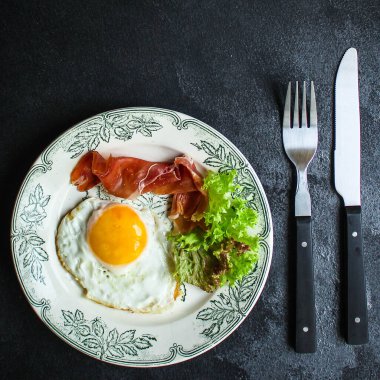 Domuz pastırmalı sahanda yumurta 