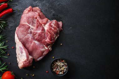 Baharatlı ve biberiyeli taze domuz eti.