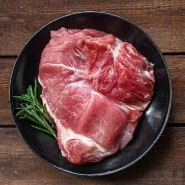 Baharatlı ve biberiyeli taze domuz eti.