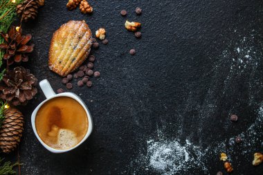 Kahve fincanı ve Noel dekorlu bisküviler. 