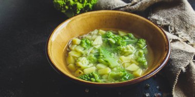 Sebzeli brokoli çorbası, ilk yemek, boy, vejetaryen, üst manzara, kırsal arka plan. 