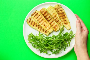 Peynirli leziz krepler ve mavi arkaplanda yeşil bezelyeler.