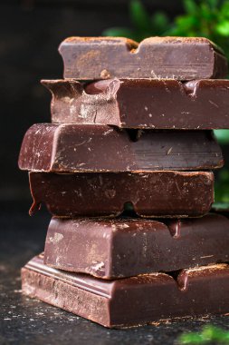 Çikolata parçalanmış.