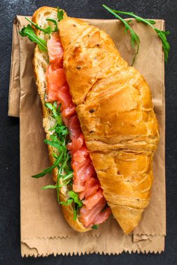 Somon ve roka soslu sandviç.