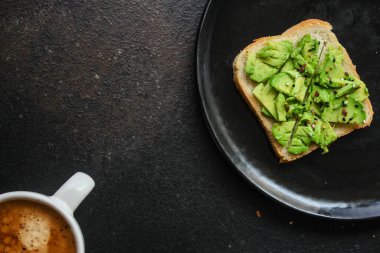 avokado sandviç ve kahve (sağlıklı atıştırmalık) menü konsepti. yiyecek arka planı. 