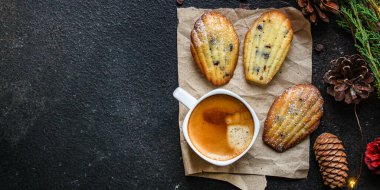 Kahve fincanı ve Noel dekorlu bisküviler. 