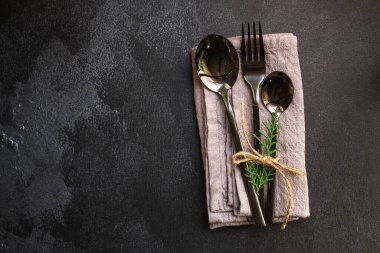 Renkli arka planda çeşitli mutfak gereçleri.  