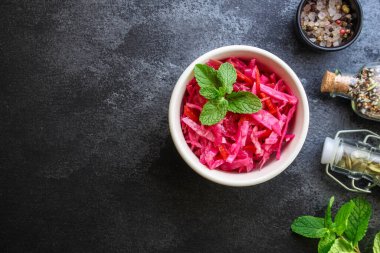 pancar ve sebzeli lahana turşusu (aperatif sebzeler, atıştırmalık) menü konsepti. Yemek geçmişi. Üst Manzara. Boşluğu kopyala