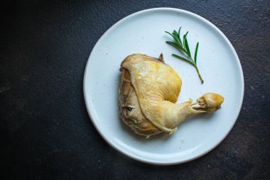 Haşlanmış tavuk budu üst görünümü