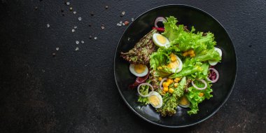 Sağlıklı salata mısırı, bıldırcın yumurtası, yaprak karışımı (yeşil vitaminler) menü kavramı