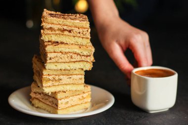 Tatlı tatlıyı kapat. Kremalı kekler.