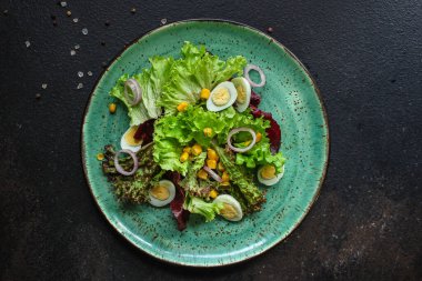 Sağlıklı salata mısırı, bıldırcın yumurtası, yaprak karışımı (yeşil vitaminler) menü kavramı