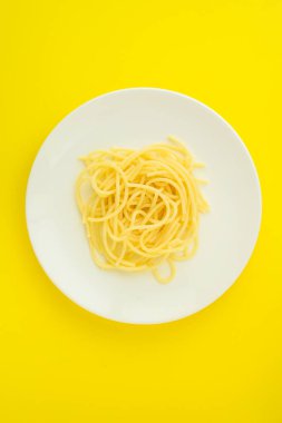 Makarna tabakta üst görünüm 