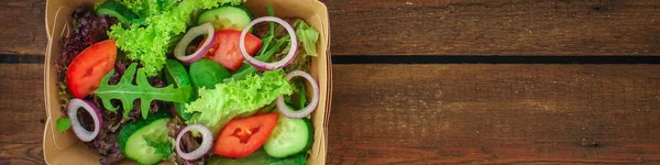 Verse Salade Met Sla Arugula Tomaten Komkommers — Stockfoto