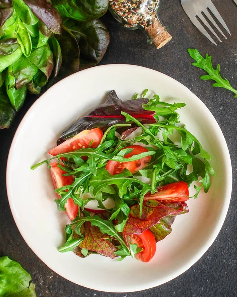 Salada Vegetal Com Tomates Rúcula Alface — Fotografia de Stock