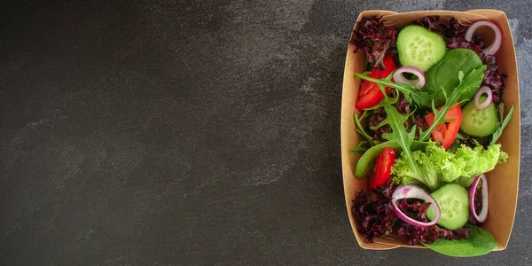 レタス アルグラ トマト キュウリ 玉ねぎと新鮮なサラダ — ストック写真