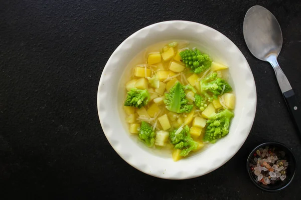 Broccoli Soep Met Groenten Voorgerecht Portie Grootte Vegetarisch Bovenaanzicht Rustieke — Stockfoto