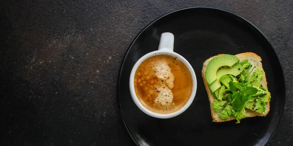 avokado sandviç ve kahve (sağlıklı atıştırmalık) menü konsepti. yiyecek arka planı. 
