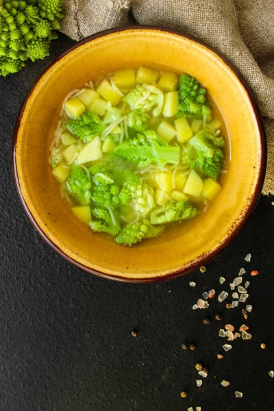 Broccoli Soep Met Groenten Voorgerecht Portie Grootte Vegetarisch Bovenaanzicht Rustieke — Stockfoto