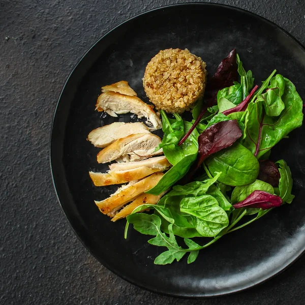 Zdrowa Żywność Smaczny Lunch Kolacja Quinoa Plasterkami Piersi Kurczaka Warzyw — Zdjęcie stockowe
