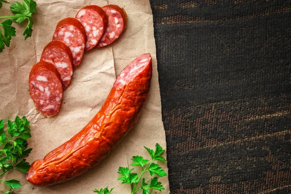 Salami Plasterkach Przyprawami Drewnianym Tle Wędzona Kiełbasa — Zdjęcie stockowe