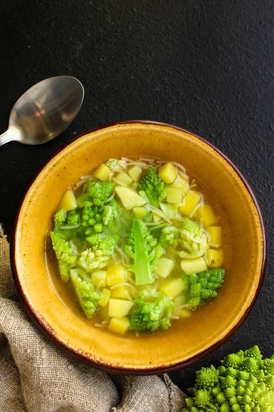 Broccoli Soep Met Groenten Voorgerecht Portie Grootte Vegetarisch Bovenaanzicht Rustieke — Stockfoto