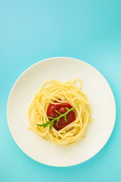 Macarrão Com Molho Tomate Folha Rúcula — Fotografia de Stock