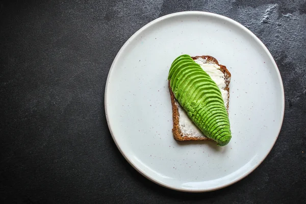 Panino Con Avocado Formaggio Sfondo Nero — Foto Stock