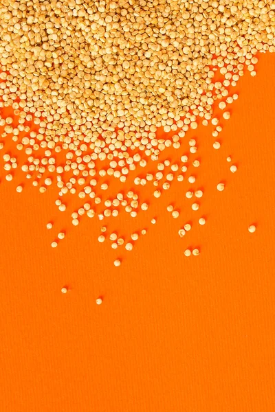 Bovenaanzicht Van Biologische Quinoa Zaden Felgekleurde Achtergrond — Stockfoto