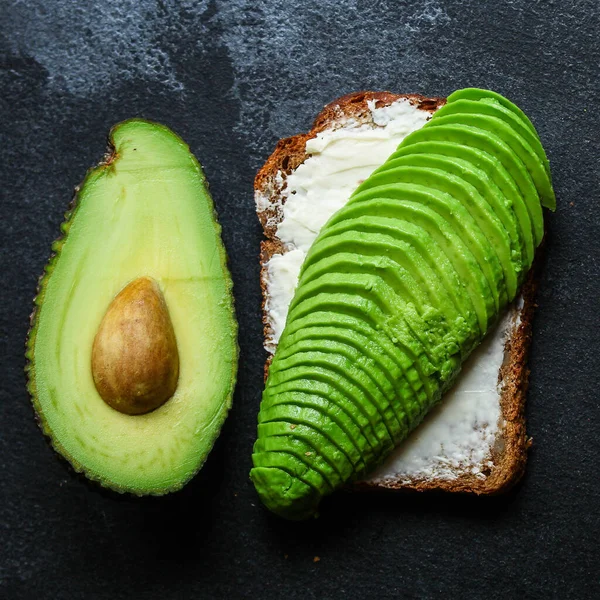 アボカド 熟したおいしい果物 健康的な食べ物 ビタミン成分 メニューのコンセプト 食べ物の背景 最上階だ コピースペース — ストック写真