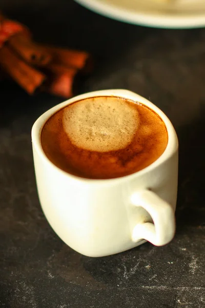 Csésze Kávé Fahéjjal Fehér Habbal Fából Készült Háttérrel — Stock Fotó