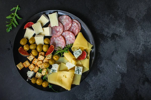 Olika Typer Ost Salami Oliver Och Andra Ingredienser Ovanifrån — Stockfoto