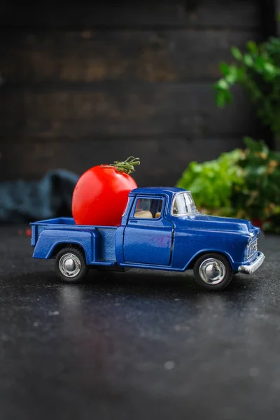 Ensalada Saludable Hojas Lechuga Tomate Verduras Ingredientes Vitamínicos Juguete Coche — Foto de Stock