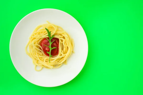Makaron Sosem Pomidorowym Liściem Rukoli — Zdjęcie stockowe