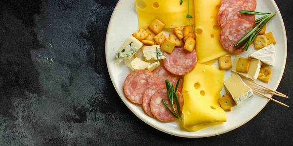 Diferite Tipuri Brânză Salam Măsline Alte Ingrediente Vedere Sus — Fotografie, imagine de stoc