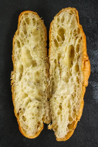 Нарезанный Хлеб Черном Фоне — стоковое фото