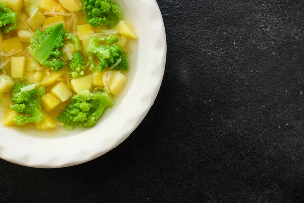 Σούπα Μπρόκολο Λαχανικά Πρώτο Πιάτο Μέγεθος Σερβιρίσματος Χορτοφάγος Κορυφαία Άποψη — Φωτογραφία Αρχείου