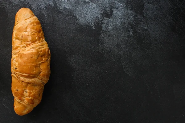 Färska Bakade Croissant Svart Bakgrund — Stockfoto