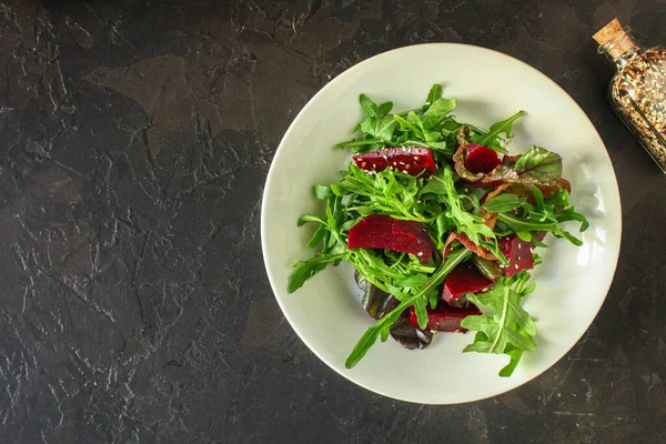 Fechar Salada Fresca Com Pedaços Beterraba Rúcula — Fotografia de Stock