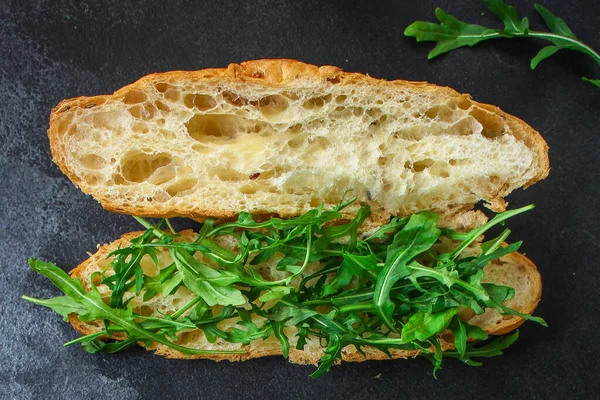 Nybakat Bröd Med Ost Och Örter — Stockfoto