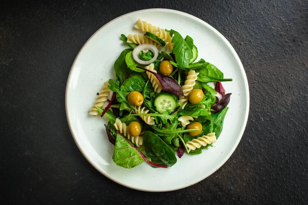 Pasta Met Spinazie Rucola Basilicum Bladeren Bovenaanzicht — Stockfoto