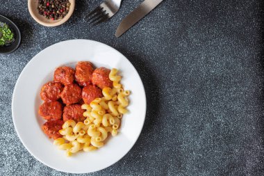 Köfte, makarna, domates sosu, ikinci tabak domuz eti, koyun eti, tavuk eti, masanın üstünde sağlıklı yemek, fotokopi, arka plan. 