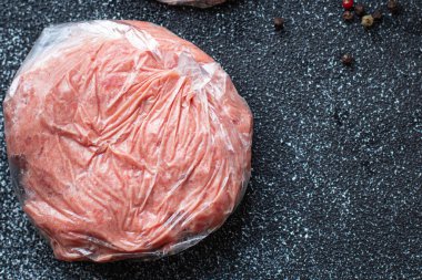 Çiğ pirzola kıyma, sığır eti, kuzu eti, tavuk. Plastik poşette. Uzun vadeli sağlıklı yiyecek depolama.