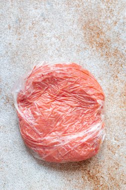 Çiğ pirzola kıyma, sığır eti, kuzu eti, tavuk. Plastik poşette. Uzun vadeli sağlıklı yiyecek depolama.