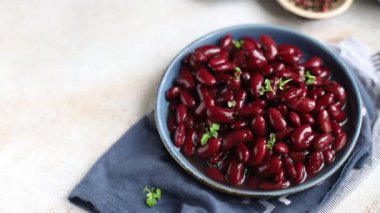 fasulye kırmızısı konserve yiyecekler masada sağlıklı yemek için hazır. 