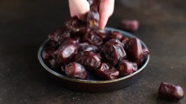 tarih meyveli tatlı kurutulmuş meyveler lezzetli çerez diyeti üst görünüm fotokopi uzay yiyecek arka plan kırsal görüntü 