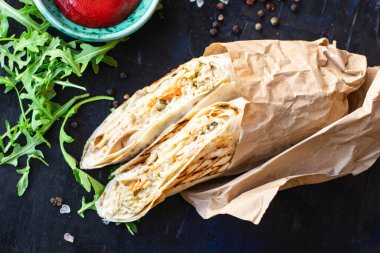 Kebap kebablı sandviçli dürüm ya da burrito eti, sebze soslu tako menüsü abur cubur sezonu modası yemek modası fotokopisi arka plan kırsalında. en üstteki görünüm