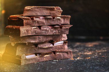 Çikolata parçalarını kapatın.