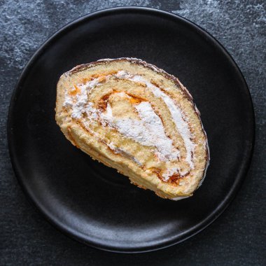 Kremalı pastayı kapat.