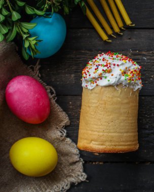 Renkli yumurtalı paskalya pastası.